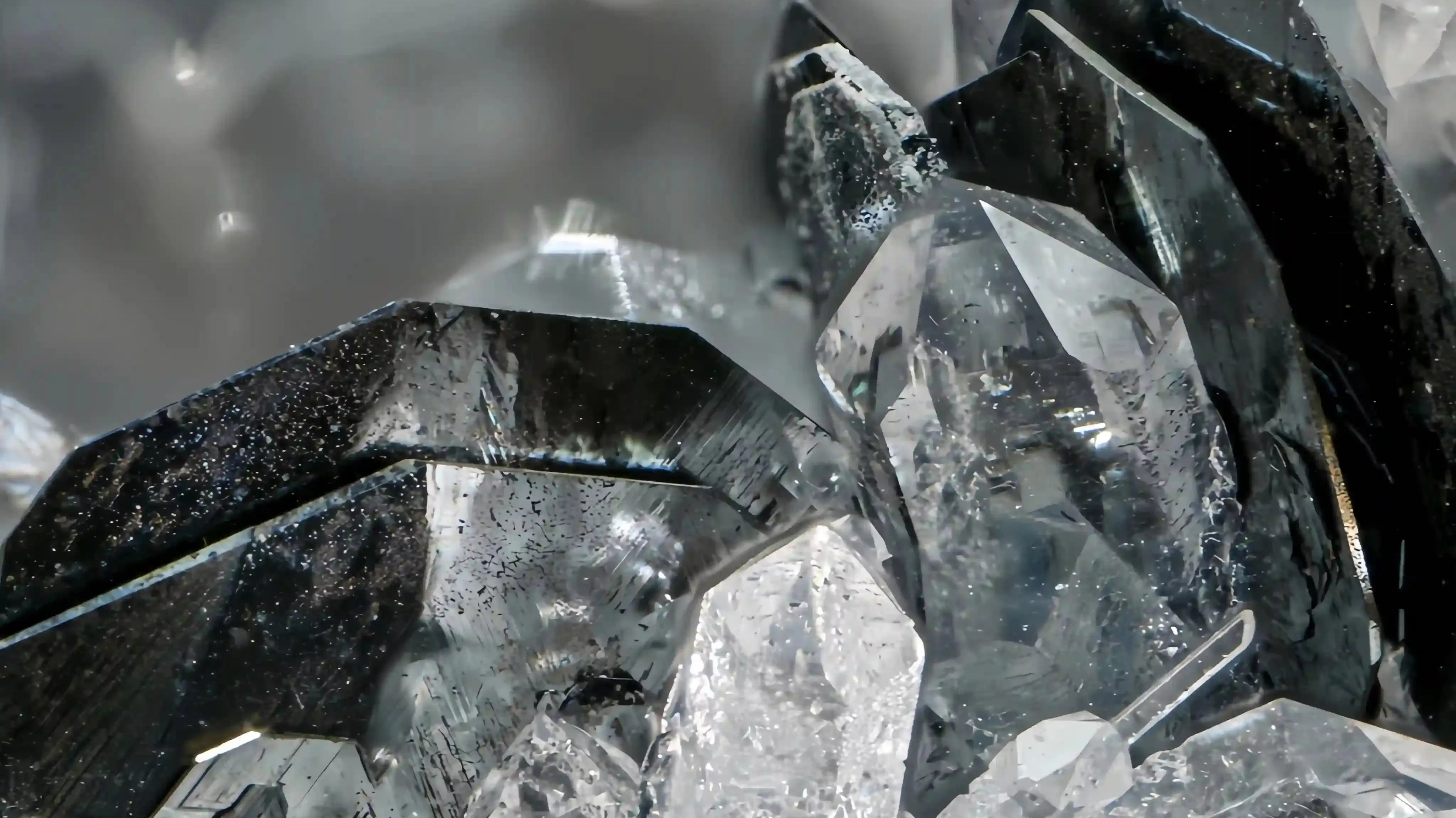Hematite Healing Guide: The Black Mirror of Protection and Grounding Shine Purity