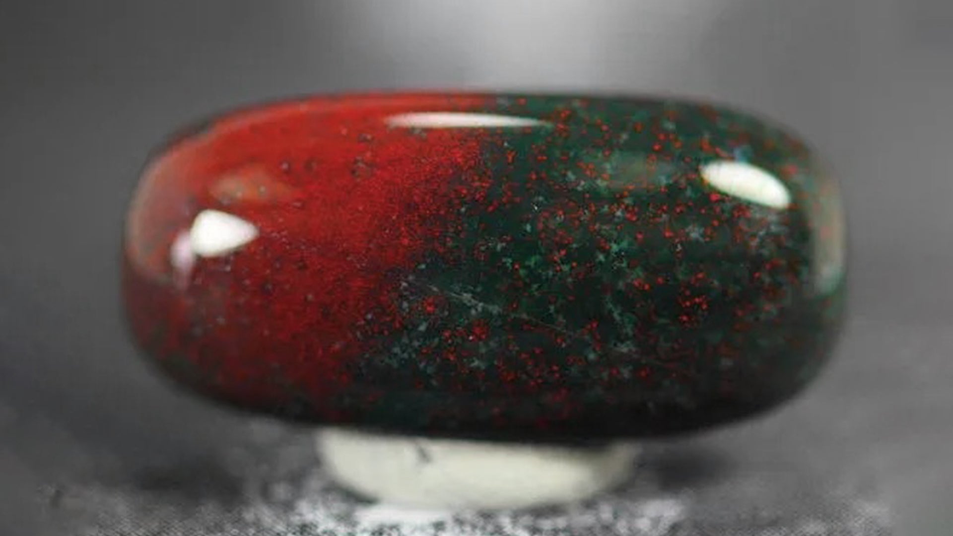 Bloodstone Meaning & Healing Uses：Crystal for Courage & Balance
