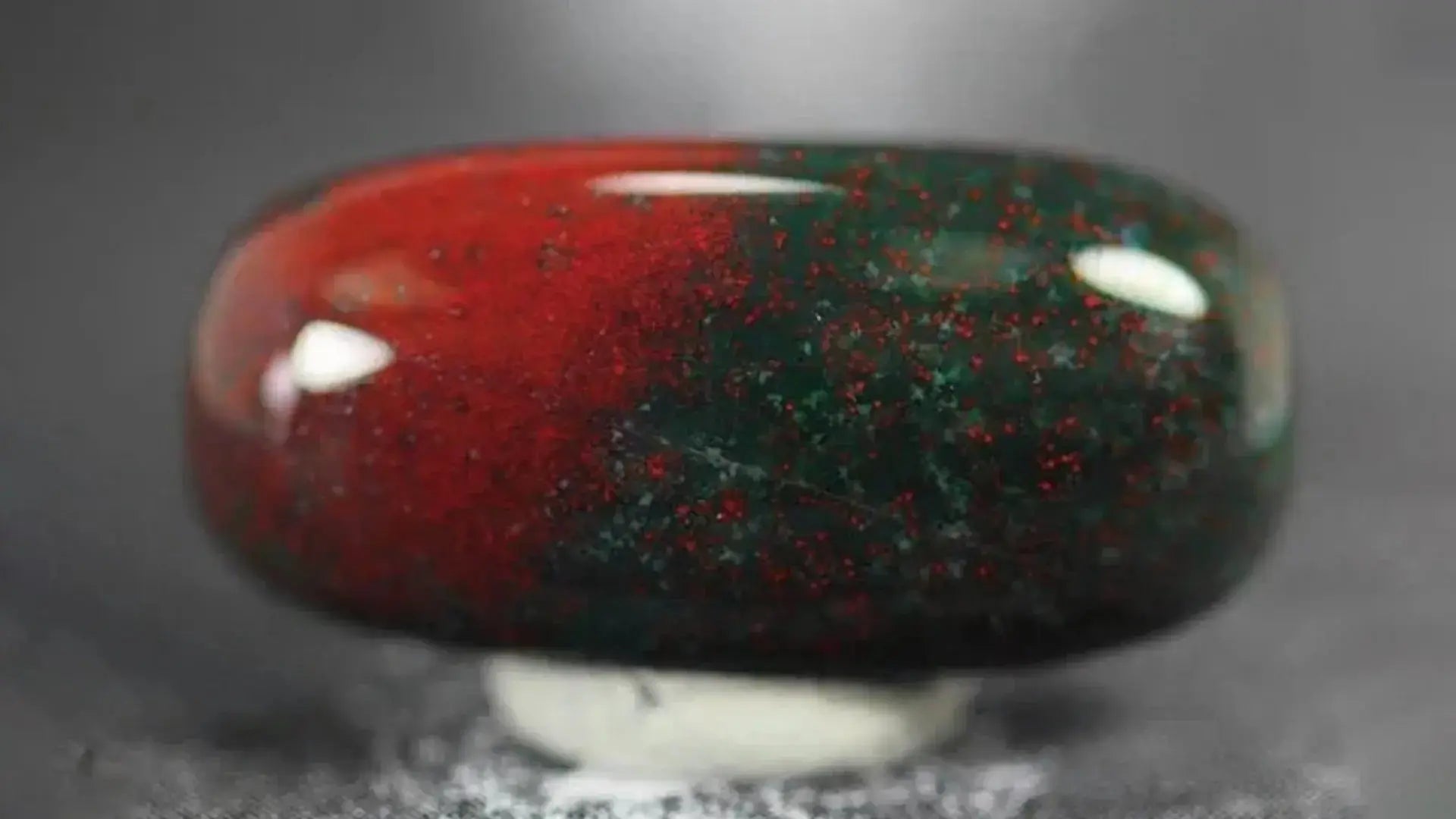 Bloodstone Meaning & Healing Uses：Crystal for Courage & Balance Shine Purity