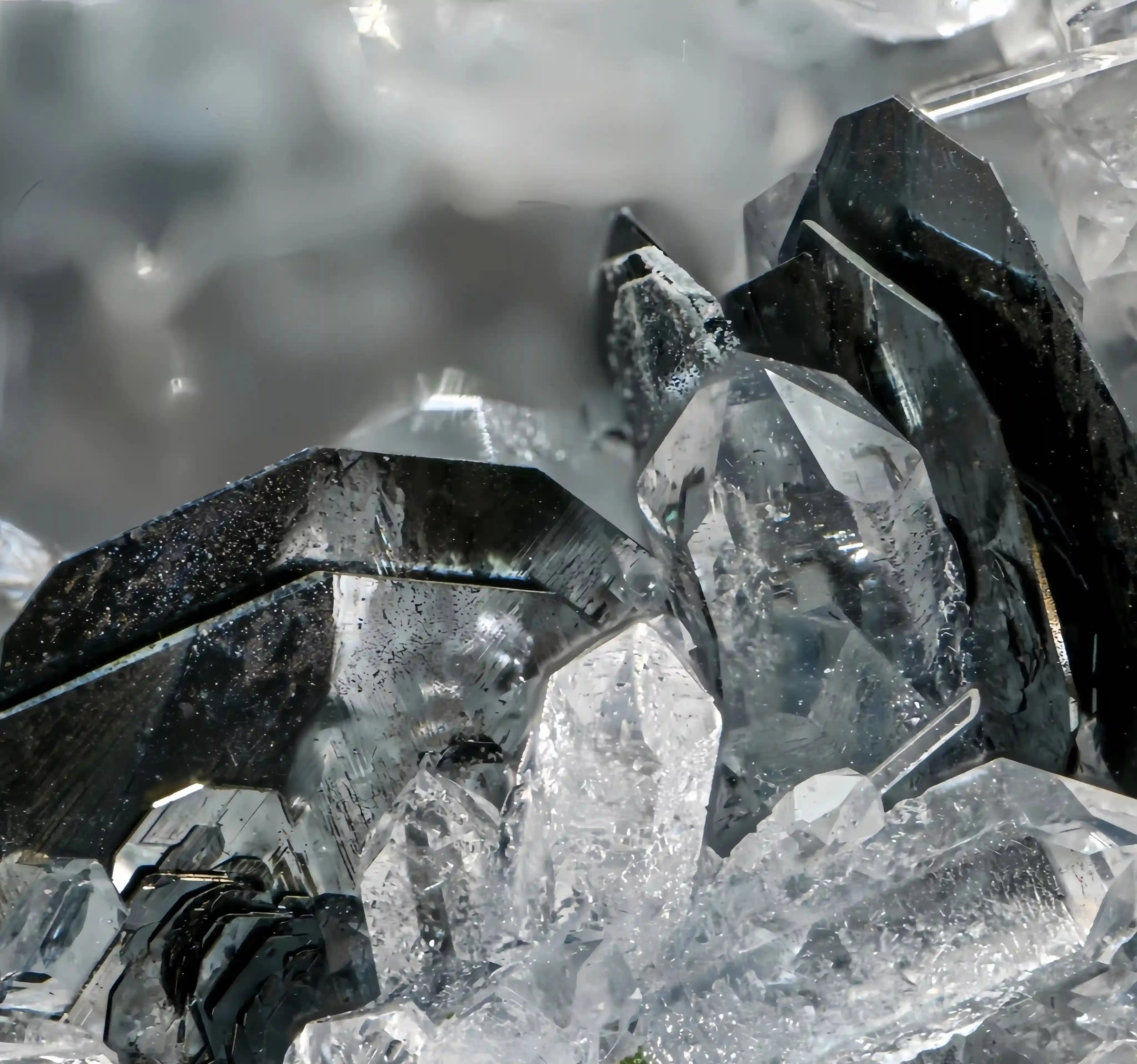 Hematite Healing Guide: The Black Mirror of Protection and Grounding Shine Purity