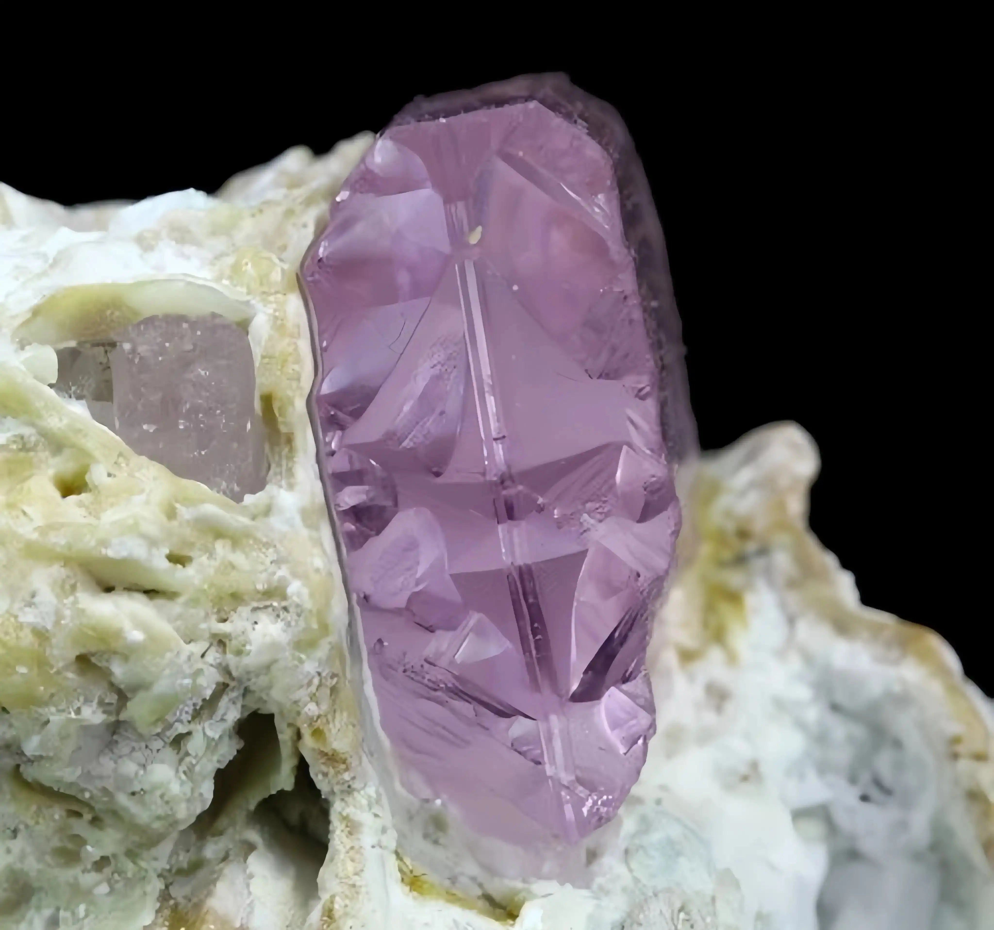 Kunzite: The Gentle Nightstone for Emotional Healing, Heart Chakra Balance, and Self-Love Shine Purity