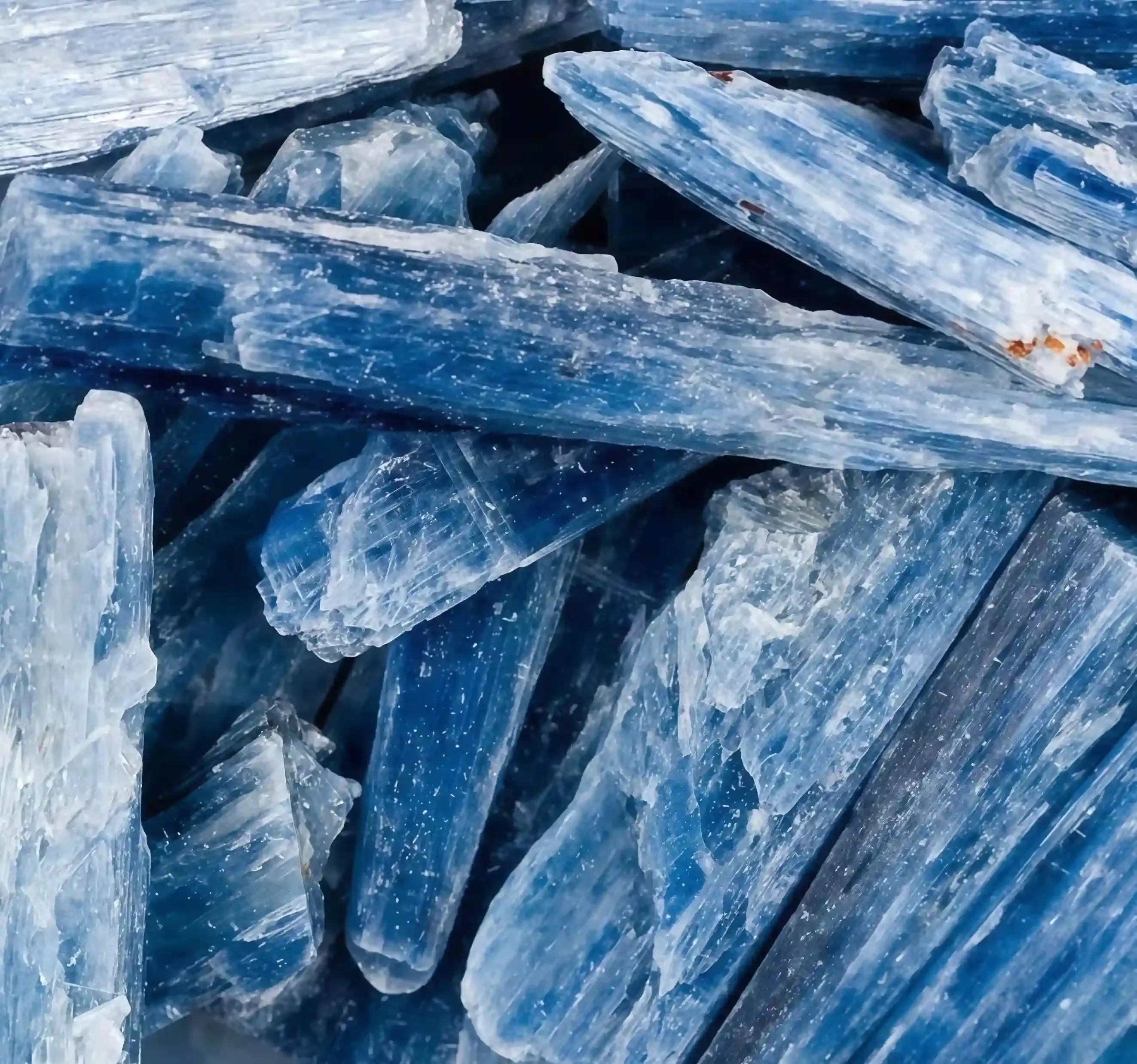 Kyanite Healing Guide: Unlocking the High-Frequency Stone of Inner Clarity Shine Purity