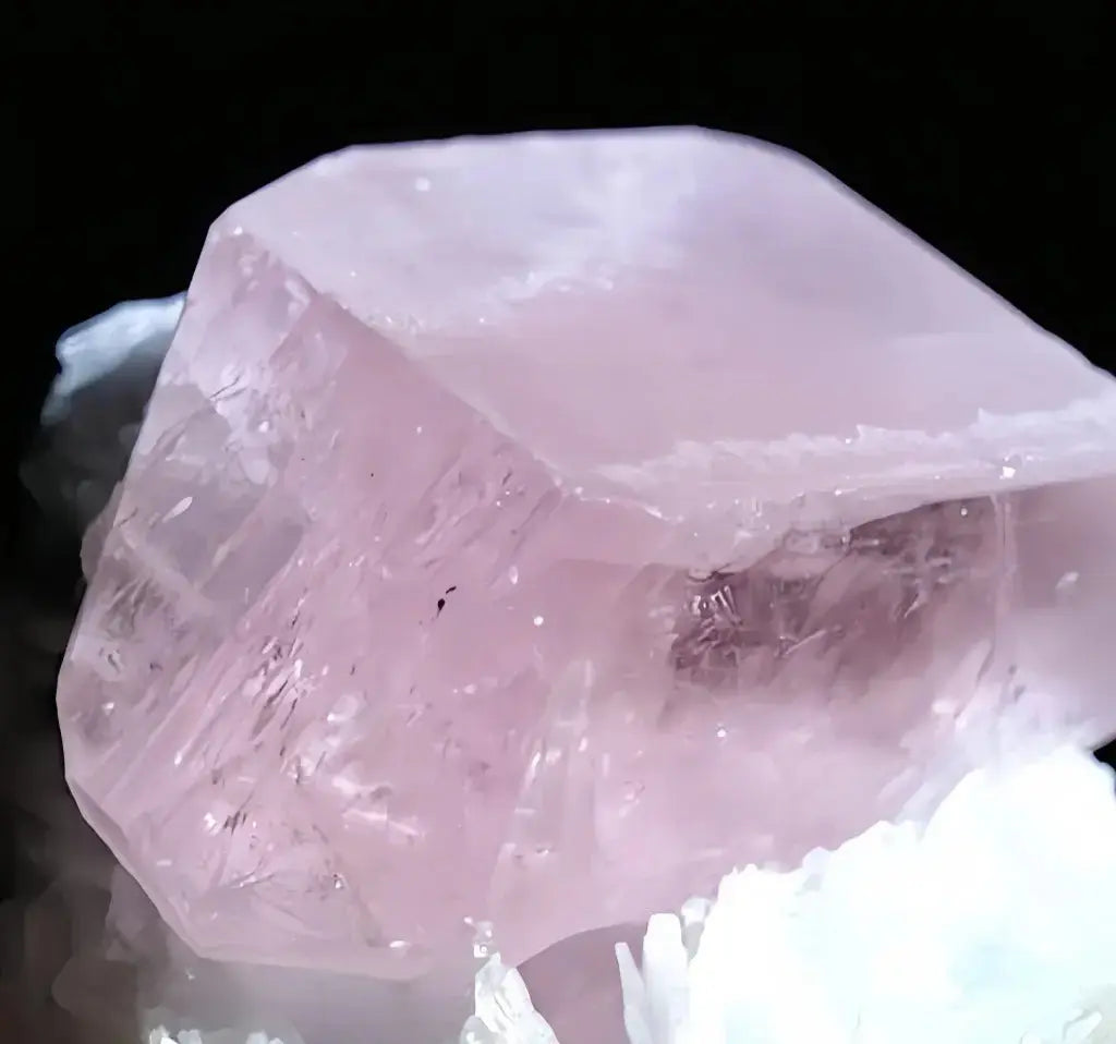 Morganite: The Blessing of the Sun God and the Golden Gem of the Sea Shine Purity
